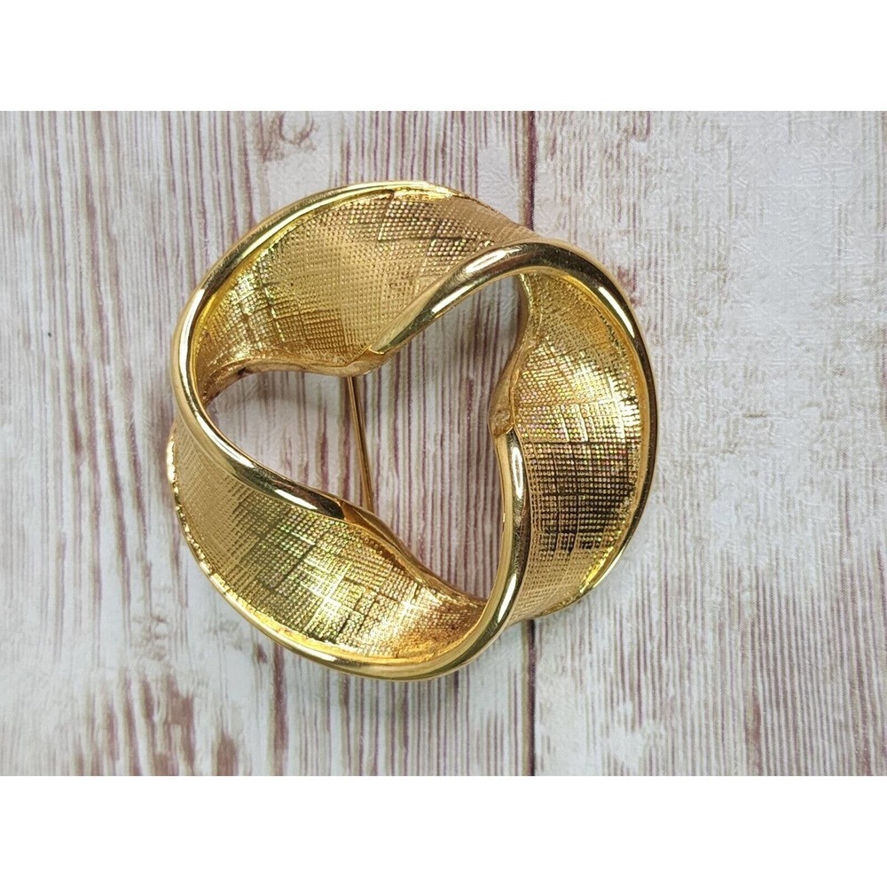 Vintage Napier Brooch Pin Gold Tone Textured Ribbon Wreath Costume Jewelry